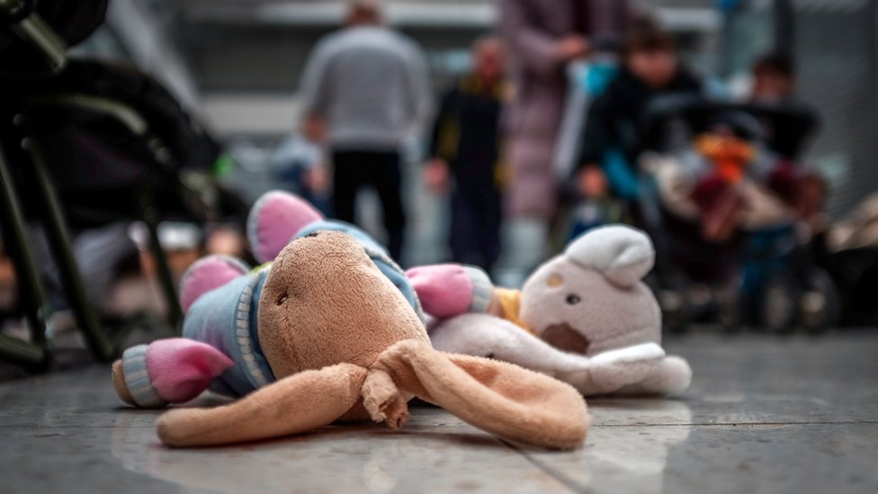 Rat u Ukrajini i izbeglice: Kako razvrstavaju izbeglice na poljskoj granici 3 Toys left for refugees