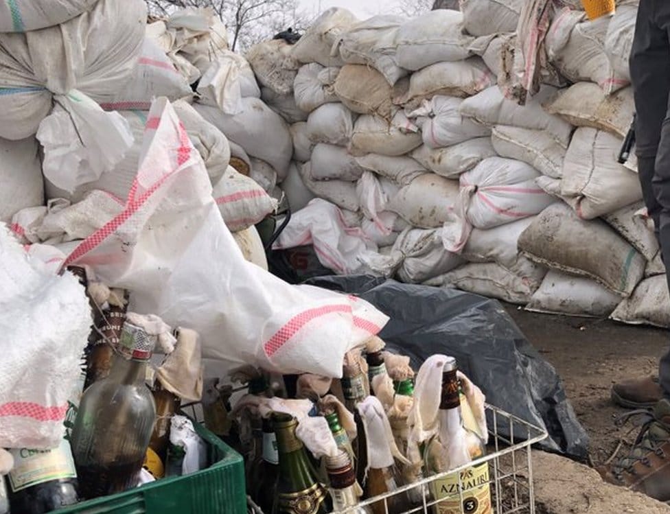 Rusija i rat u Ukrajini: Kako se Kijev priprema za ruski napad 4 A barricade with molotov cooktails
