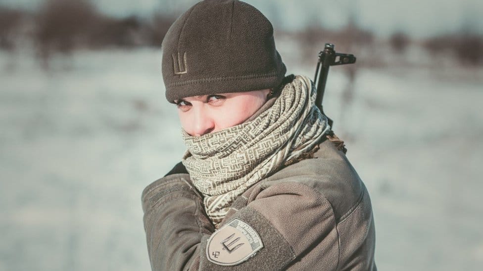 Olena Biletskyi holding a gun