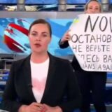 Ukrajina i Rusija: „Lažu vas" - urednica prekinula program ruske televizije antiratnom porukom 9