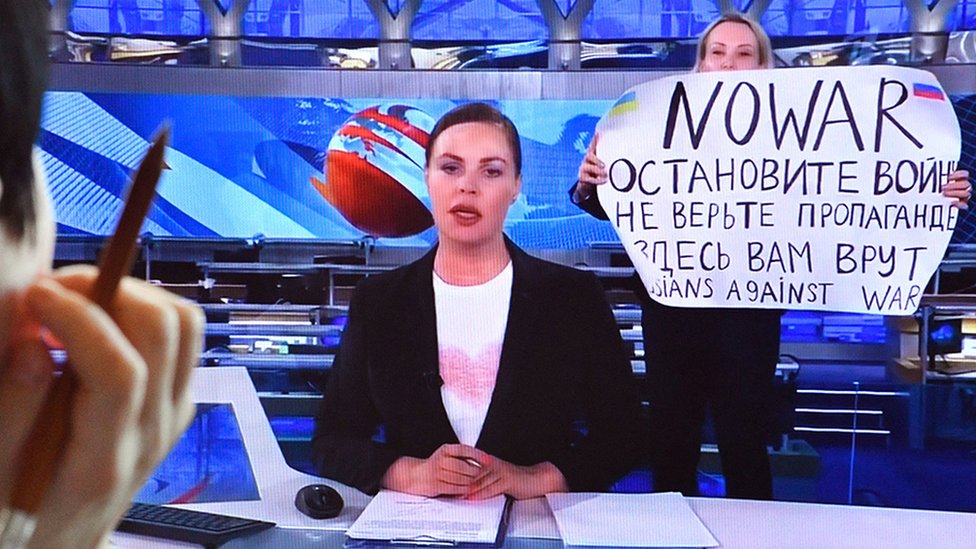 Rat u Ukrajini: Putin će tražiti način da sačuva obraz 2 Marina Ovsyannikova holding up a poster which reads "No War", 15 March 2022