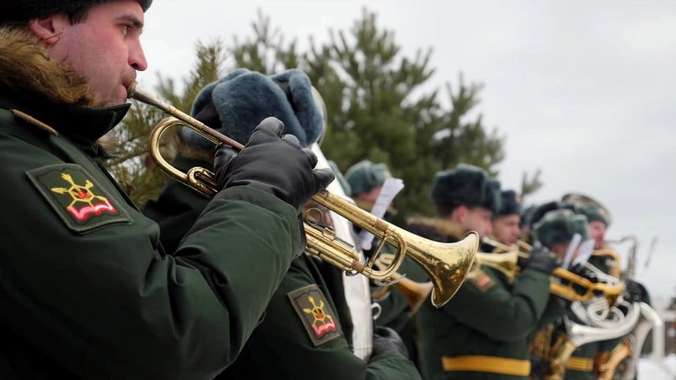 Rat u Ukrajini: Rusi tuguju za palim vojnicima 2 Russian servicemen play brass instruments during a funeral