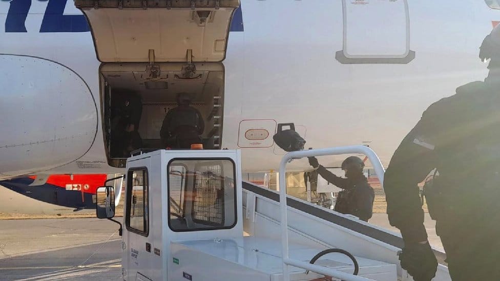 Rusija, Ukrajina i Srbija: Šta se desi kada stigne dojava o bombi u avionu tokom leta 2 Pripadnici antidiverzione jedinice pretresaju avion Er Srbije posle dojave o bombi