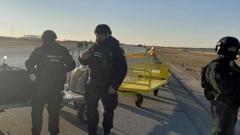 Rusija, Ukrajina i Srbija: Šta se desi kada stigne dojava o bombi u avionu tokom leta 3 Pripadnici Policijske brigade prilikom pretresa aviona Er Srbije