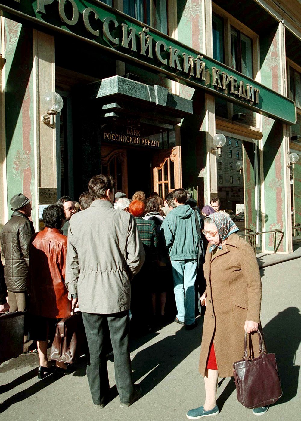 Rat u Ukrajini: Putin je prekrojio svet – ali ne onako kako je želeo 7 Red ispred ruske banke, Moskva, septembar 1998. godine