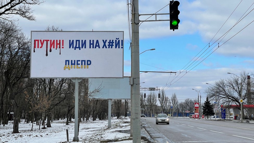 Ukrajine i Rusija: Mesec dana od početka rata - „Sav normalan život je stao“ 5 A sign in Dnipro telling Vladimir Putin where to go