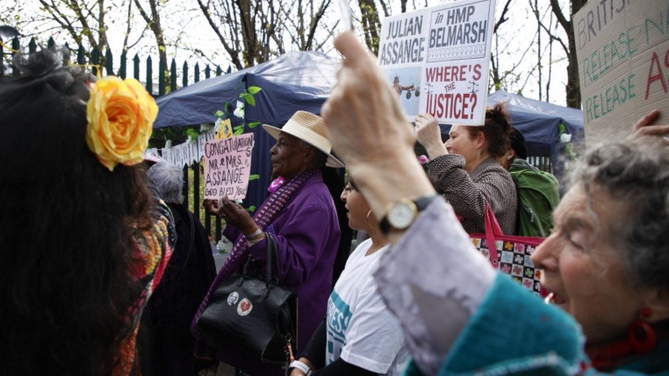 Protesters outside Belmarsh prison, 23 March 2022