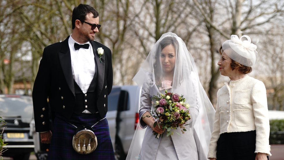 Afera Vikiliks: Džulijan Asanž se oženio u zatvoru Belmarš 2 WikiLeaks founder Julian Assange's fiancee Stella Moris arrives at HMP Belmarsh