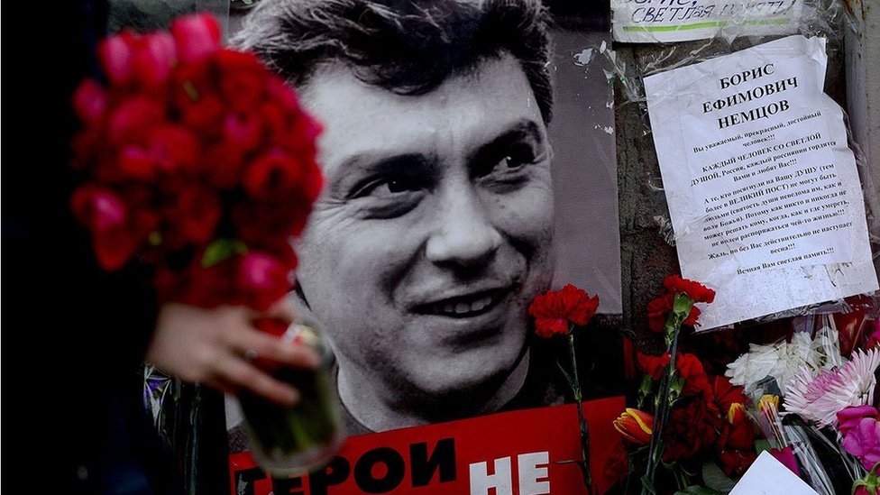 Rusija i Putin: Tajni tim za ubistva FSB-a i smrt protivnika Kremlja Borisa Njemcova 1 People continue to place flowers at the bridge, where Boris Nemtsov killed and next to Kremlin, all day long on March 10, 2015 in Moscow (Photo by Sefa Karacan/Anadolu Agency/Getty Images)