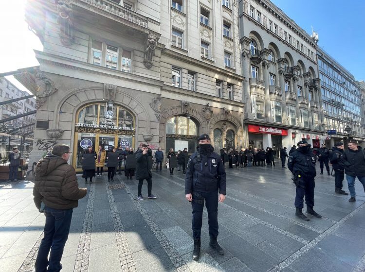 Policija razdvaja Žene u crnom i „pripadnike SKOJ-a“ na protestu u Beogradu 1