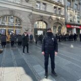 Policija razdvaja Žene u crnom i „pripadnike SKOJ-a“ na protestu u Beogradu 4
