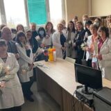 Radnicama Zdravstvenog centra u Surdulici po 5.000 dinara i cveće  1