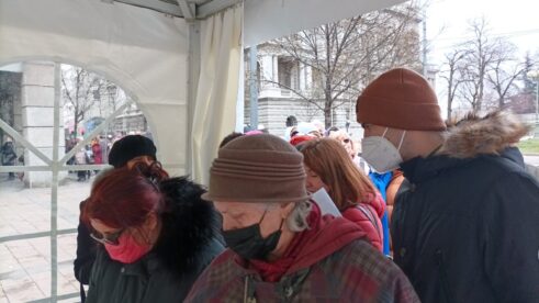 1646925349251 Dugački red za narodnu inicijativu Kreni-Promeni kojom traže trajnu zabranu eksploatacije litijuma i bora 8