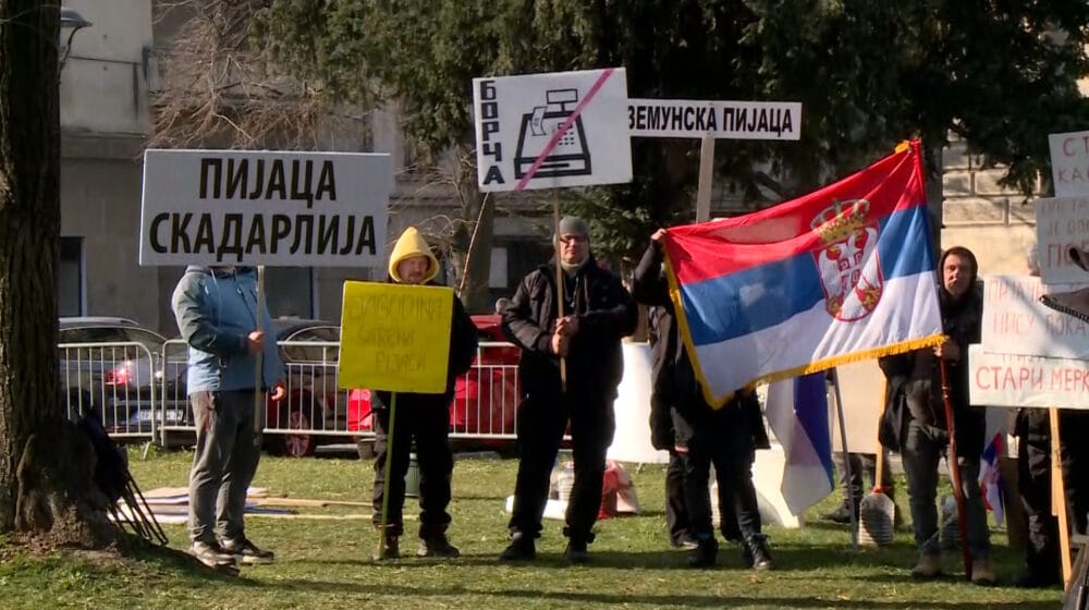 Pijačni prodavci prenoćili ispred Predsedništva, ostali bez odgovora na zahtev da budu izuzeti od uvođenja fiskalnih kasa 1