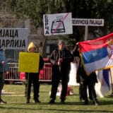 Pijačni prodavci prenoćili ispred Predsedništva, ostali bez odgovora na zahtev da budu izuzeti od uvođenja fiskalnih kasa 7