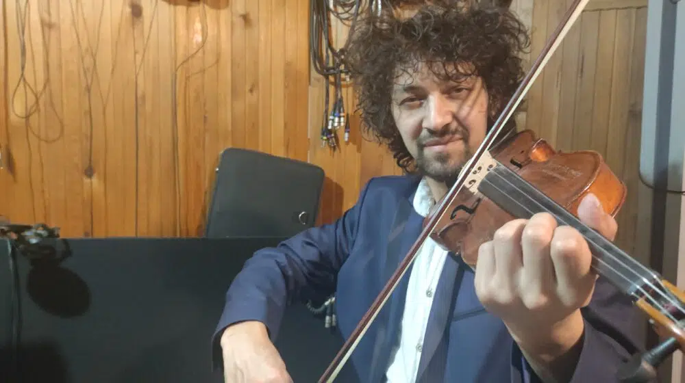 "Živeo sam u siromaštvu, othranile su me baba i tetka, a najviše sam želeo violinu": Samouki violinista stigao do svetskog vrha 1