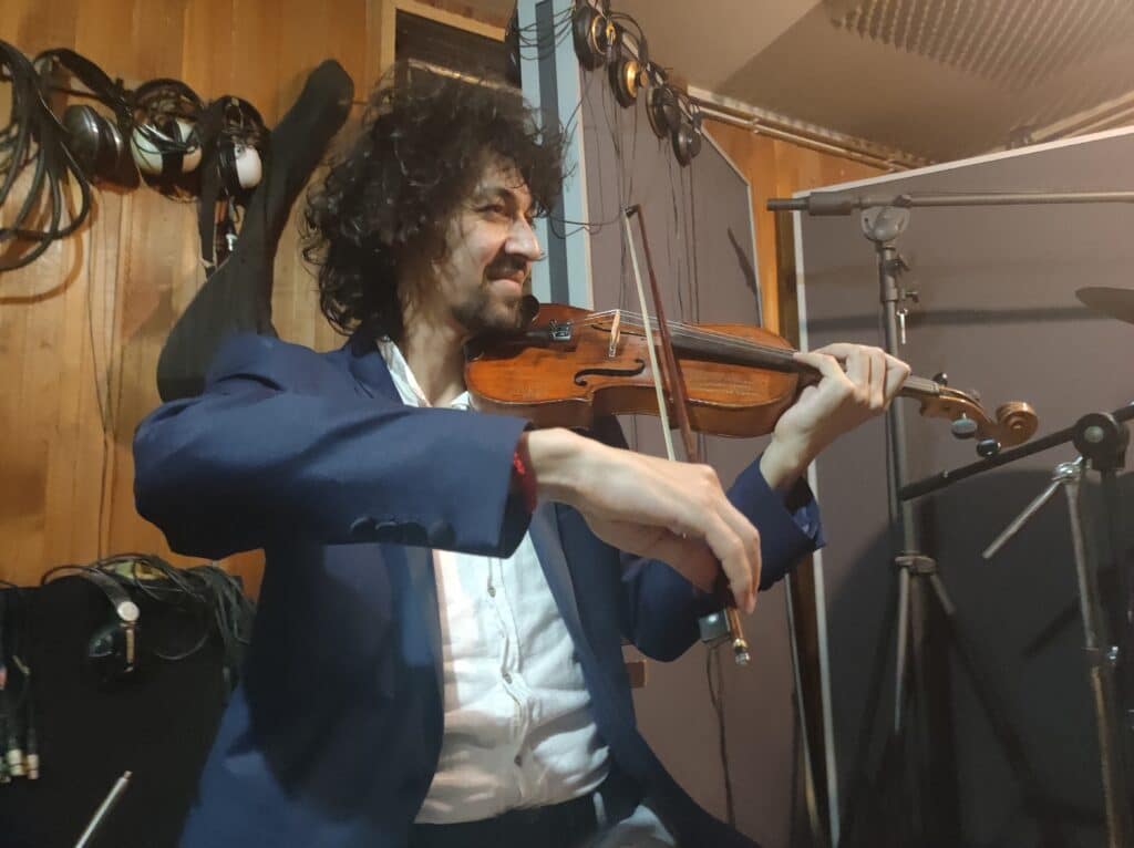 "Živeo sam u siromaštvu, othranile su me baba i tetka, a najviše sam želeo violinu": Samouki violinista stigao do svetskog vrha 3
