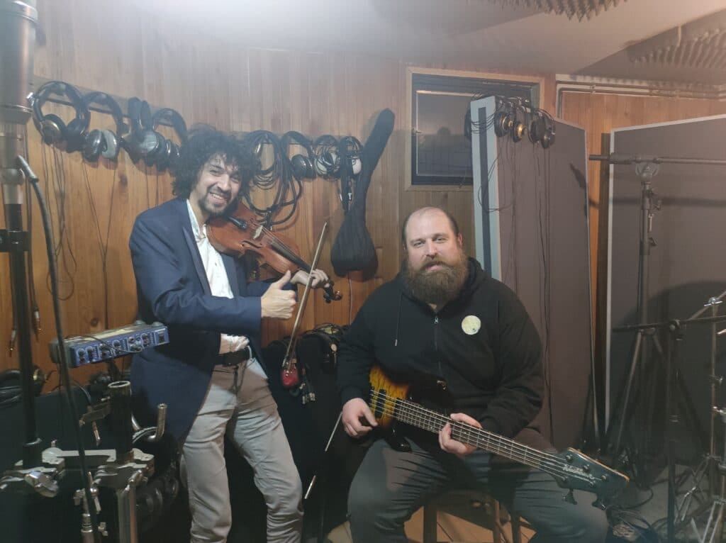 "Živeo sam u siromaštvu, othranile su me baba i tetka, a najviše sam želeo violinu": Samouki violinista stigao do svetskog vrha 4