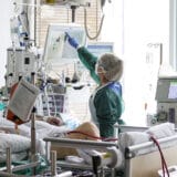 Smanjuje se broj obolelih i preminulih od kovida u svetu 5