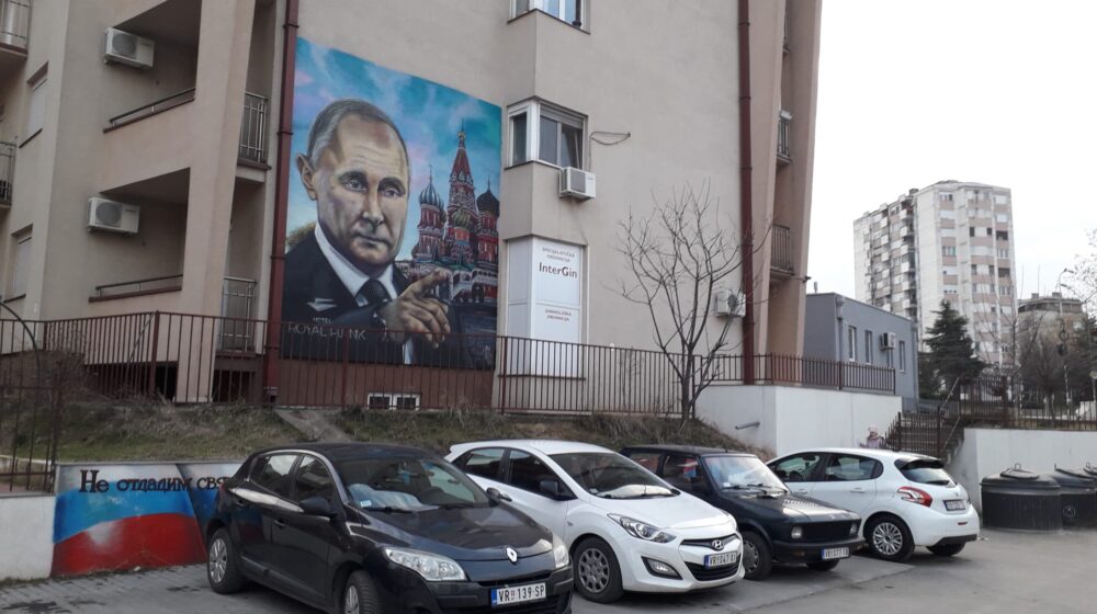 U Vranje stigle prve izbeglice iz Ukrajine, a Putin upire prst sa murala 1