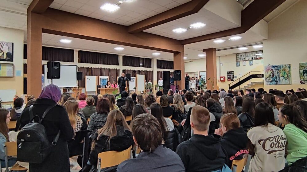 Tribina u Gimnaziji, Novi Pazar