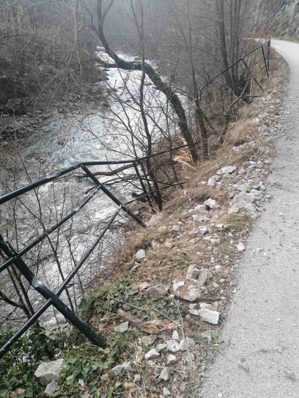 "Uzeo sam dete u naručje i počeo da bežim": Otac i sin izbegli tragediju na stazi u kanjonu Đetinje 2 "Uzeo sam dete u naručje i počeo da bežim": Otac i sin izbegli tragediju na stazi u kanjonu Đetinje 2