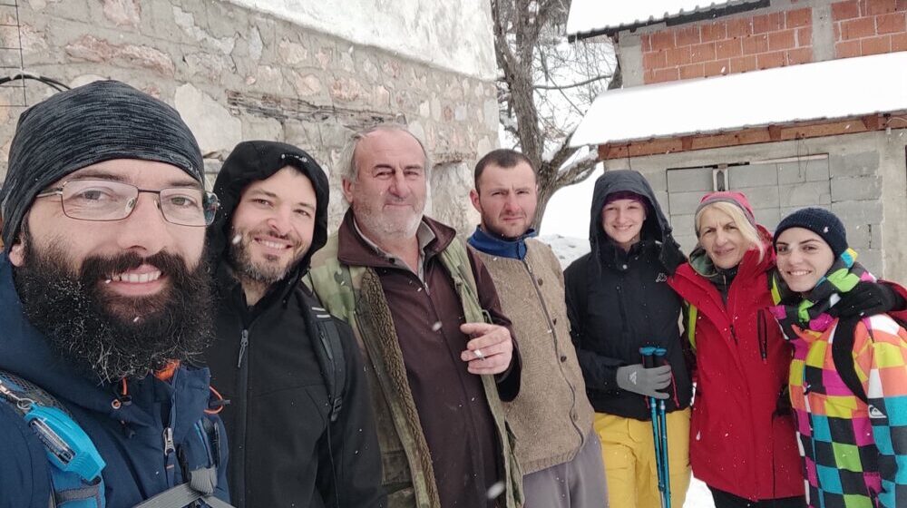 Planinari “Tornika” posetili mladića koji živi sam u selu na 1.200 m nadmorske visine (FOTO) 1
