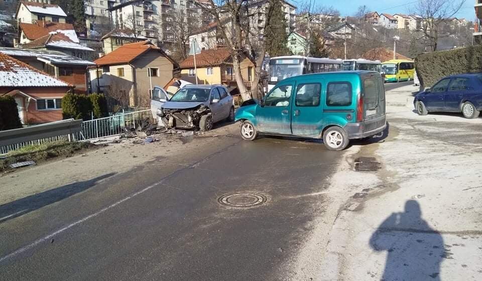 Sudar dva automobila u Užičke republike, dve osobe prevezene u bolnicu (FOTO) 1
