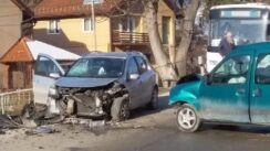 Sudar dva automobila u Užičke republike, dve osobe prevezene u bolnicu (FOTO) 2