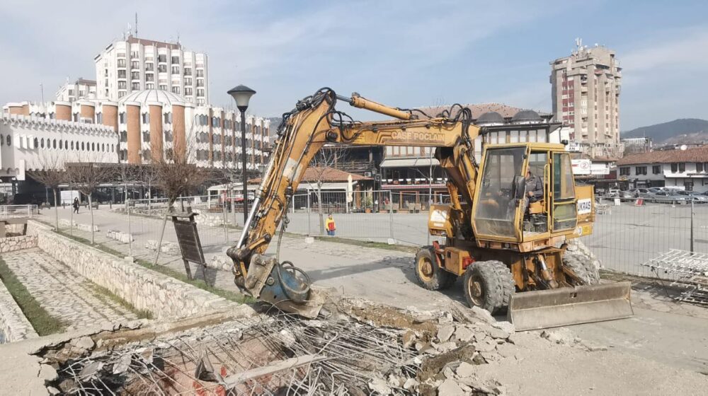 Rušenje javnog toaleta u Novom Pazaru