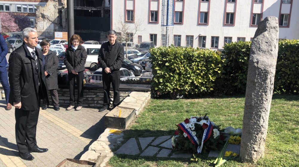 Položeni venci na spomenik „Zašto” povodom 23. godišnjice bombardovanja 1