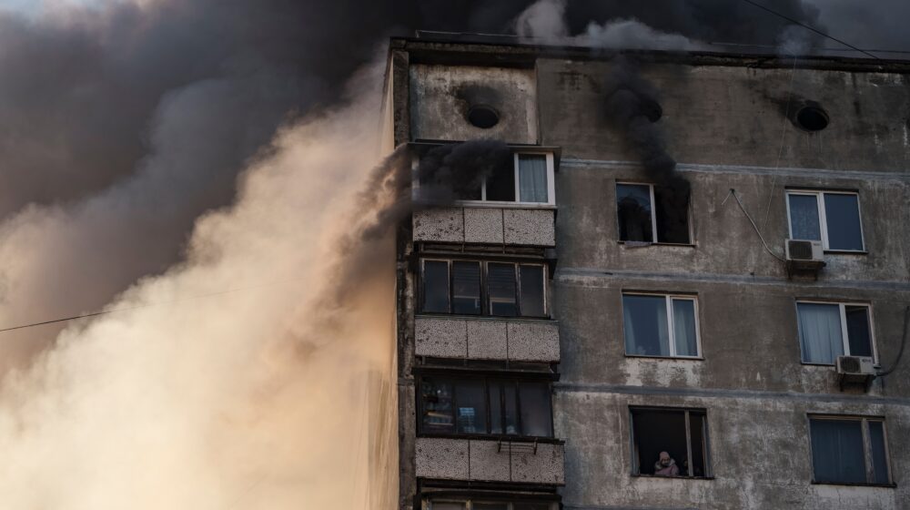 Najmanje dvoje ljudi stradalo jutros u udaru na stambenu zgradu u Kijevu 1