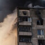 Najmanje dvoje ljudi stradalo jutros u udaru na stambenu zgradu u Kijevu 14