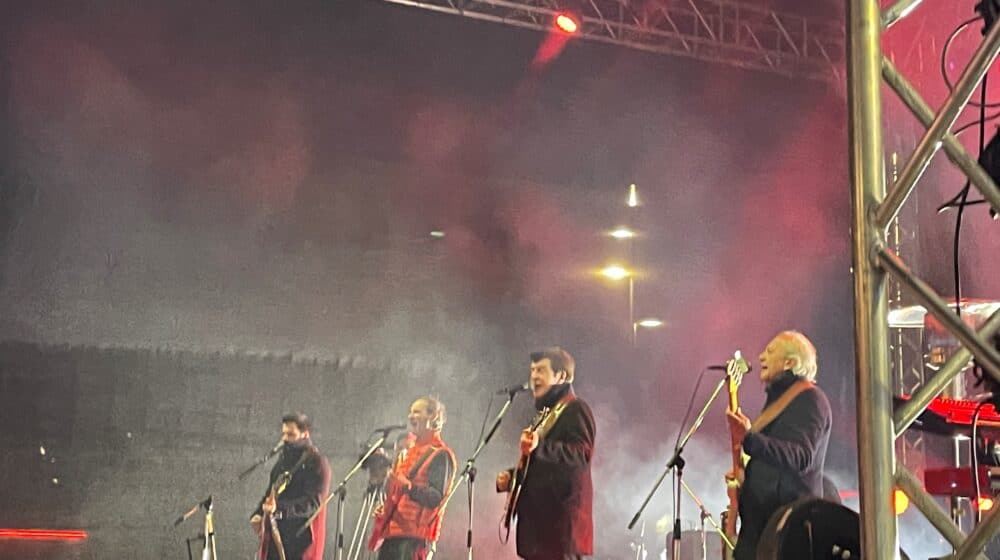 "Bajaga i instruktori" održali besplatan osmomartovski koncert u Nišu, na bini nije bilo stranačkih obeležja 1