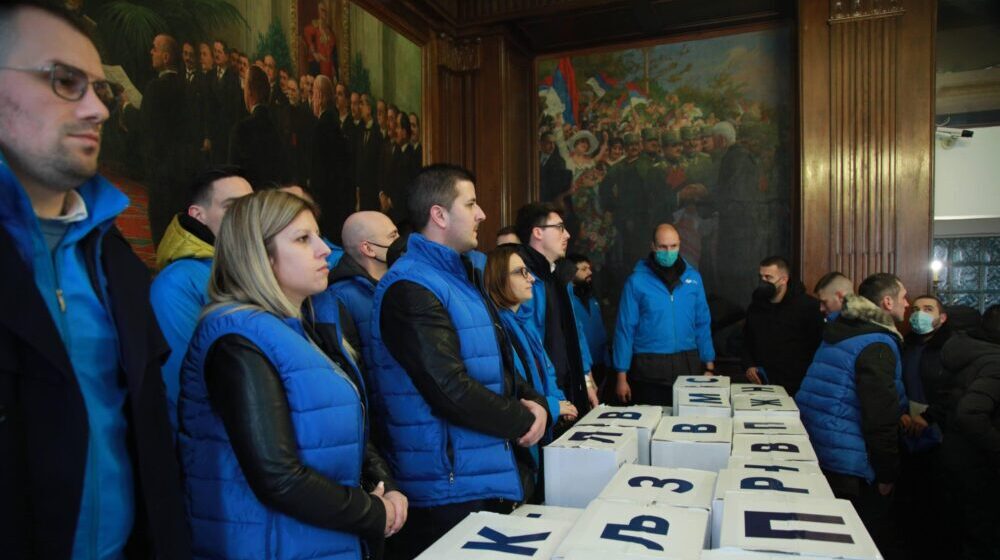 Brnabić brine za „mir i stabilnost“, a stranački aktivisti za SNS prsluke 1