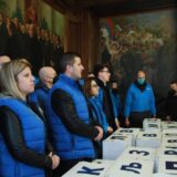 Brnabić brine za „mir i stabilnost“, a stranački aktivisti za SNS prsluke 11