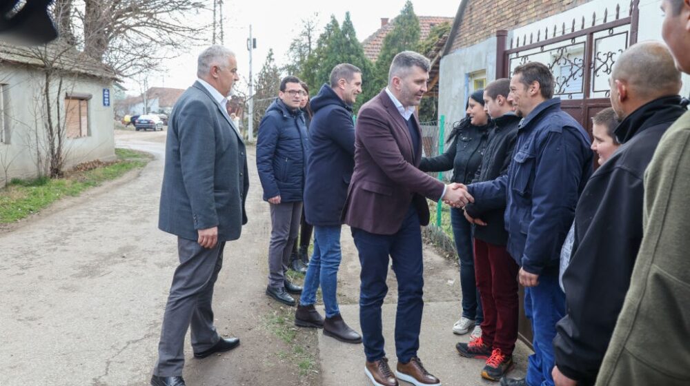 Kikinda: Gradonačelnik Nikola Lukač i direktor JP “Pošte Srbije” Zoran Đorđević posetili su danas porodicu Popov 1