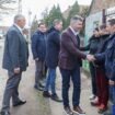 Kikinda: Gradonačelnik Nikola Lukač i direktor JP “Pošte Srbije” Zoran Đorđević posetili su danas porodicu Popov 15