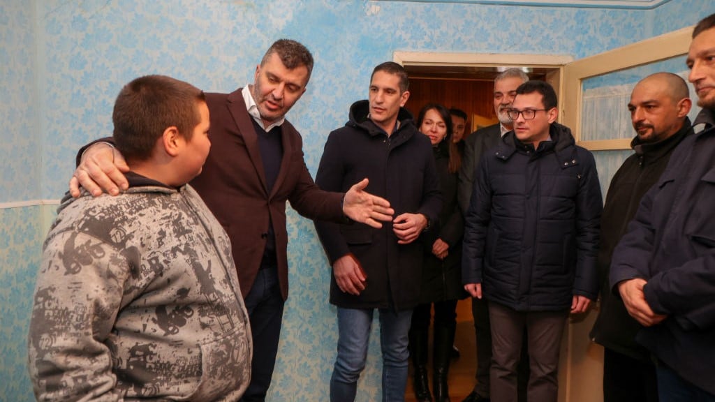 Kikinda: Gradonačelnik Nikola Lukač i direktor JP “Pošte Srbije” Zoran Đorđević posetili su danas porodicu Popov 2 Kikinda: Gradonačelnik Nikola Lukač i direktor JP “Pošte Srbije” Zoran Đorđević posetili su danas porodicu Popov 2