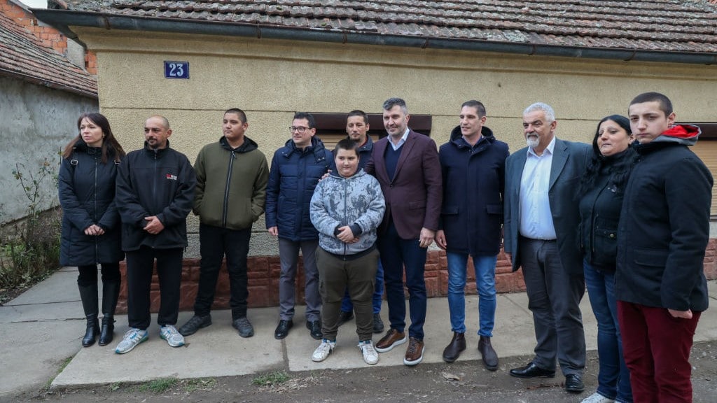 Kikinda: Gradonačelnik Nikola Lukač i direktor JP “Pošte Srbije” Zoran Đorđević posetili su danas porodicu Popov 3 Kikinda: Gradonačelnik Nikola Lukač i direktor JP “Pošte Srbije” Zoran Đorđević posetili su danas porodicu Popov 3