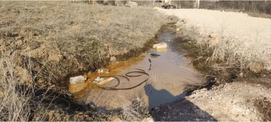 Kineski izvođač, angažovan na izgradnji auto-puta od Preljine do Požege, otpad odlaže u obližnjim njivama i rekama 1 Kineski izvođač, angažovan na izgradnji auto-puta od Preljine do Požege, otpad odlaže u obližnjim njivama i rekama 1