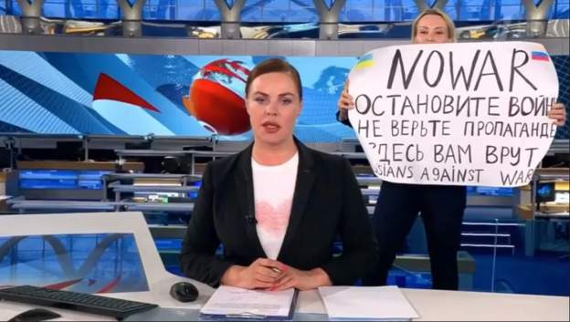 Devojka upala u kadar s posterom „Ne ratu“ tokom emisije na ruskoj državnoj televiziji 1