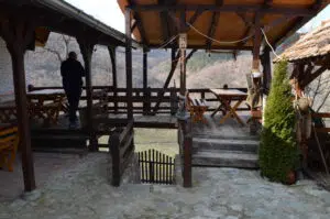 Zašto turisti koji ne voze džip već dve godine ne mogu u etno - selo kod Trgovišta 3 Zašto turisti koji ne voze džip već dve godine ne mogu u etno - selo kod Trgovišta 3