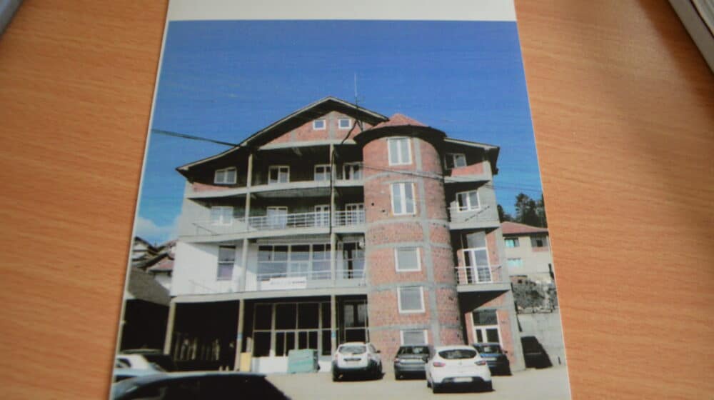 Krivična prijava protiv predsednika opštine Vladičin Han koji tvrdi da ima sve dozvole za poslovno-stambeni objekat 1