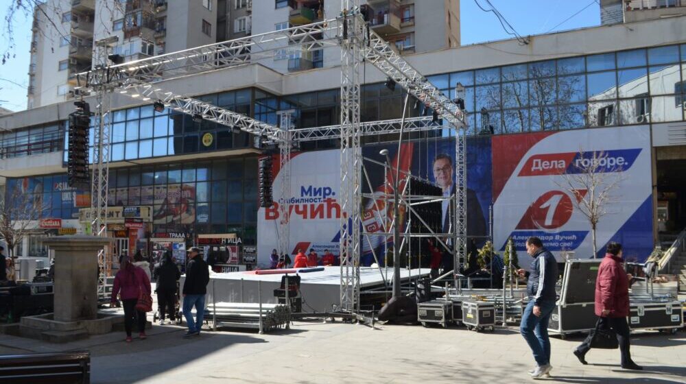 Vranje: Završne pripreme pred današnje Vučićevo obraćanje u centra grada (FOTO) 1