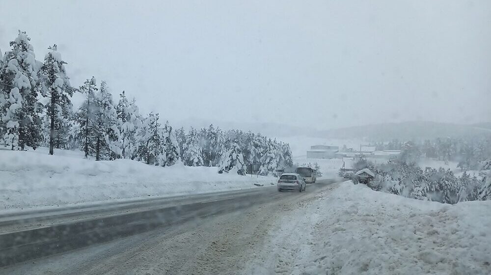 Zbog novog snega u užičkom kraju saobraćaj usporen, čeka se ukidanje zabrane kretanja za kamione 1