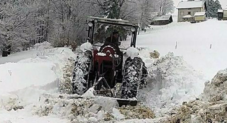 Crveni krst uputio pomoć zavejanim selima oko Pirota, Crne Trave i Babušnice 1