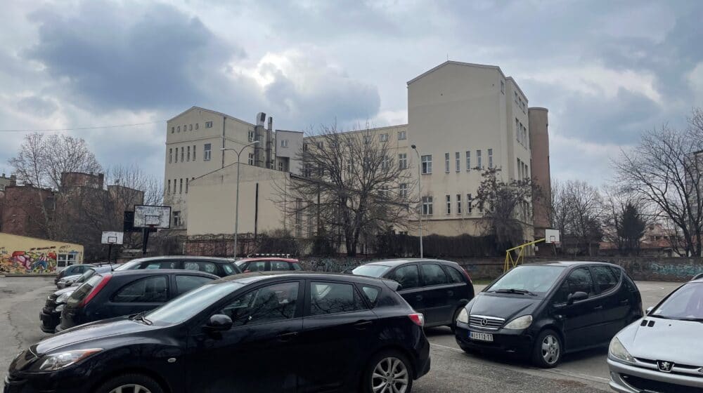 Direktori dve niške gimnazije: Školsko dvorište više neće više biti parking 1