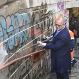 Milion evra za uklanjanje grafita: Vesić apelovao na građane da čuvaju prestonicu pa pokazao kako se grafiti čiste 4