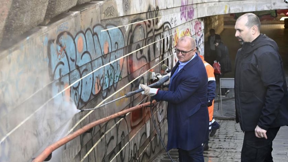 Milion evra za uklanjanje grafita: Vesić apelovao na građane da čuvaju prestonicu pa pokazao kako se grafiti čiste 1